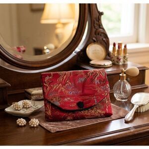 Vintage silk brocade jewelry roll. Snap front.